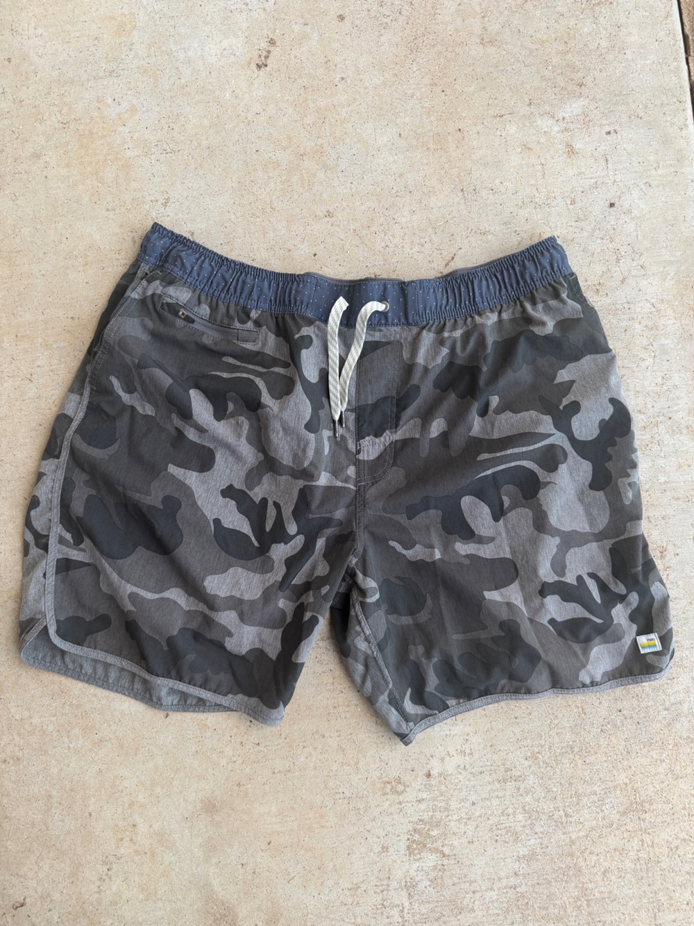 Mens Vuori camo shorts size XL